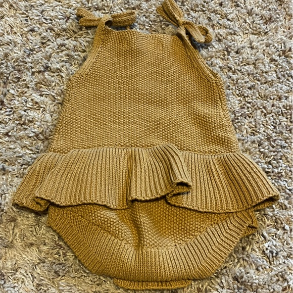 Quincy Mae Knit Ruffle Romper 6-12 months - Picture 3 of 3
